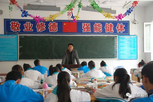 河北保定学院2000届毕业生、新疆且末县中学教师辛忠起为学生上课。图片来源于网络