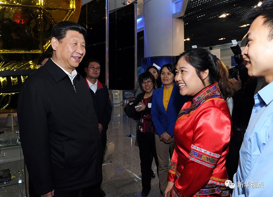 2019-08-21,中共中央总书记、国家主席、中央军委主席习近平来到中国航天科技集团公司中国空间技术研究院,同各界优秀青年代表座谈并发表重要讲话。这是座谈会前,习近平和在展厅参观的优秀青年代表交谈。 新华社记者饶爱民 摄