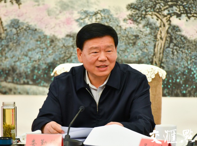 省委书记娄勤俭主持会议。交汇点记者 肖勇 摄