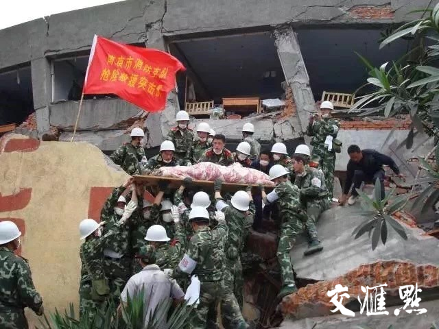 （图为十年前，南京消防在北川救援）
