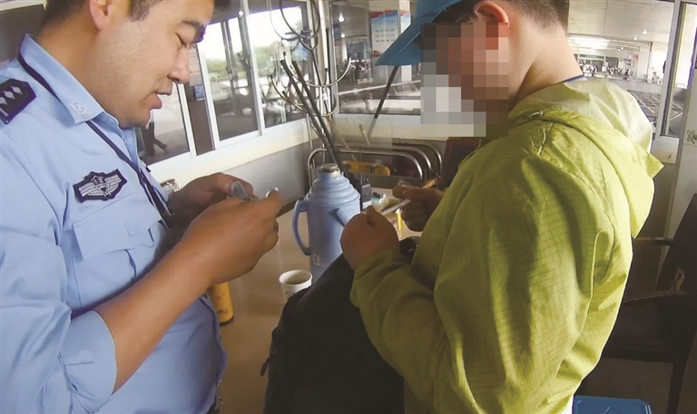 在民警的劝说下，少年放弃浪迹天涯的念头。
