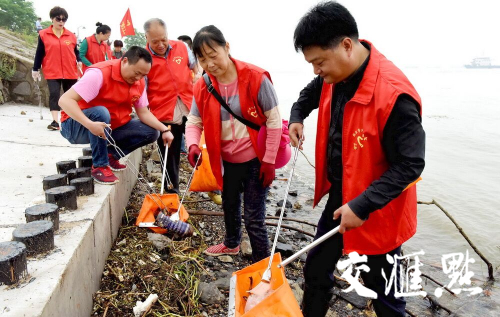 &ldquo;弯腰一秒&rdquo;护长江行动。