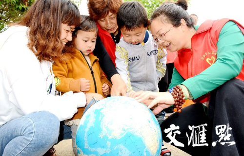 志愿者通过地球仪宣传环保。晓明 摄