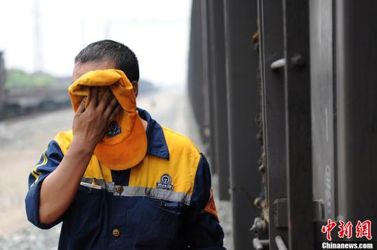 资料图:列车检修工高温下工作。张远 摄 资料图:列车检修工高温下工作。张远 摄