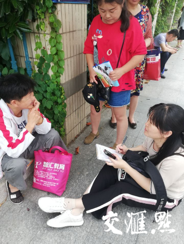 交汇点记者在盐城考点采访。
