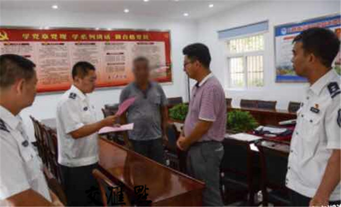 渔政人员向村委会副主任刘安宣读《渔业行政执法建议书》