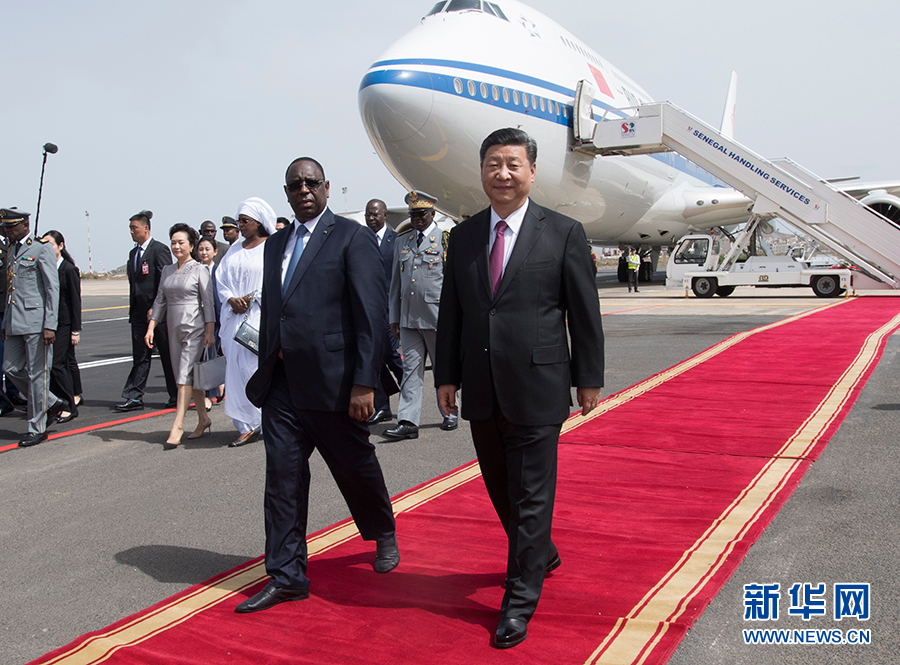 7月21日,国家主席习近平抵达达喀尔,开始对塞内加尔共和国进行国事访问。塞内加尔总统萨勒在机场为习近平举行隆重欢迎仪式。 新华社记者 李学仁 摄