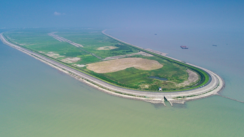 铁黄沙鸟瞰图。 铁黄沙原为常熟长江海虞镇福山段滩地上的一个洲岛，经3年多时间建设，2017年工程景观初步显现。常熟沿江生态经济圈未来将突出沿江资源的稀缺性，发展生态培育、水源涵养、休闲体验、游览观光、旅游服务等功能，将沿江生态经济圈打造为江苏省生态保护引领区、具有江南特色的生态岛。视觉江苏网 供图