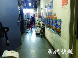 楼道里贴满外卖宣传单。