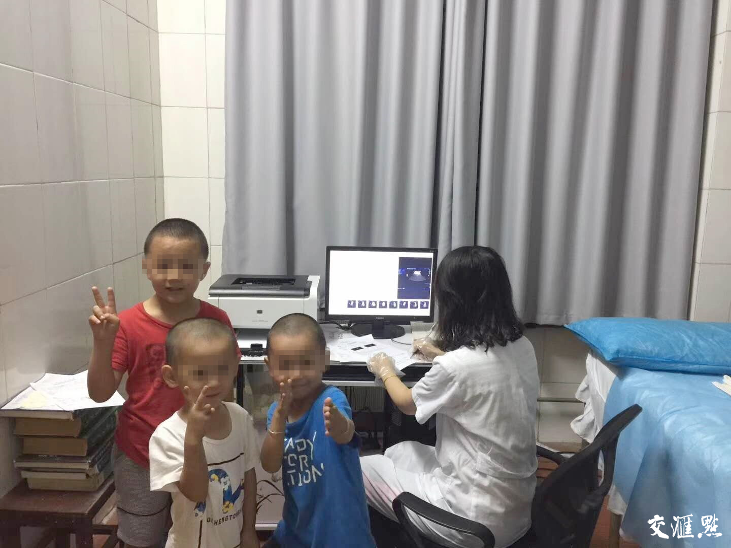 孩子和“护士妈妈”在一起一点都不“生分”。