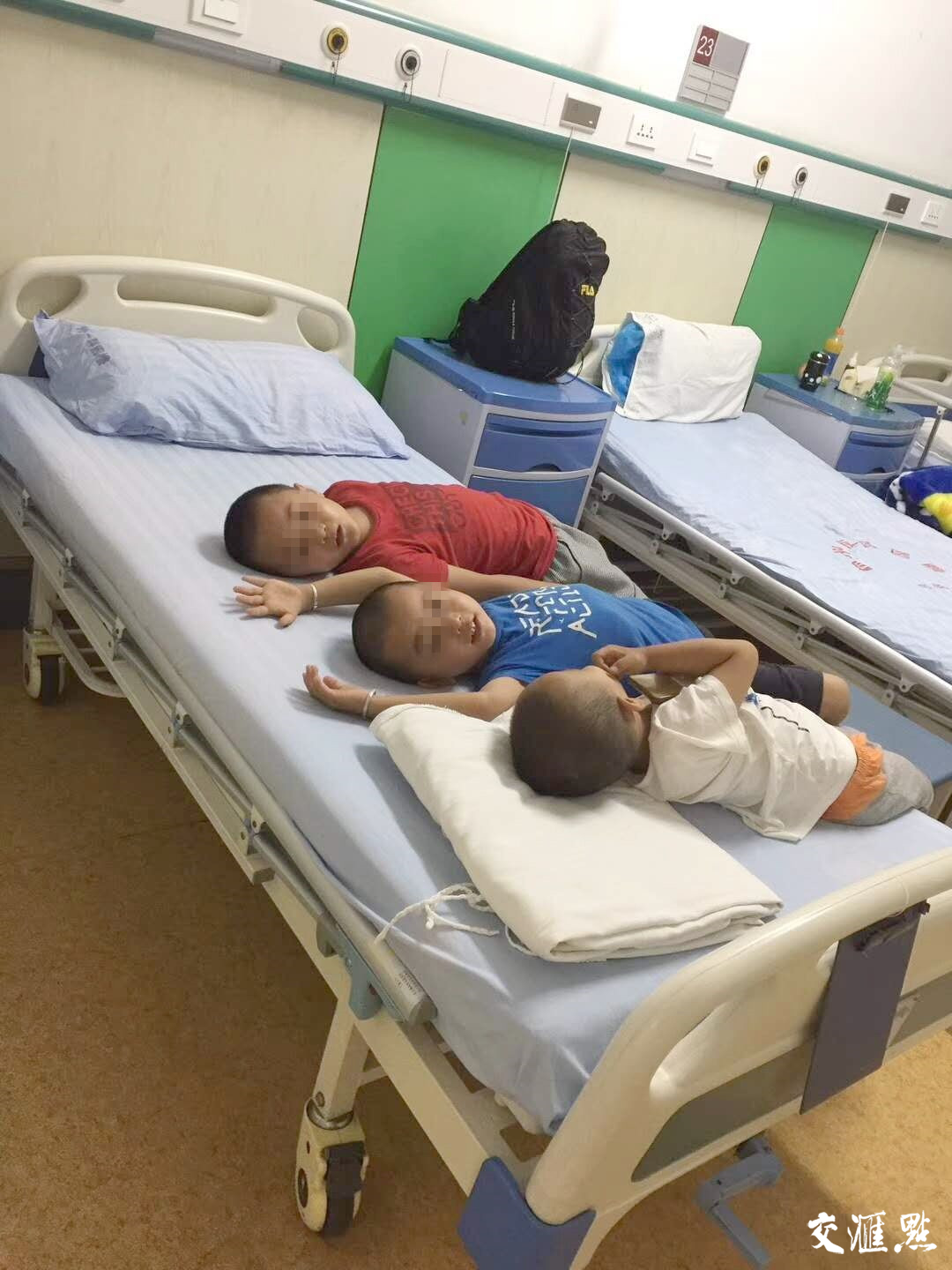 3个男孩睡在床上也不老实。红祥 摄