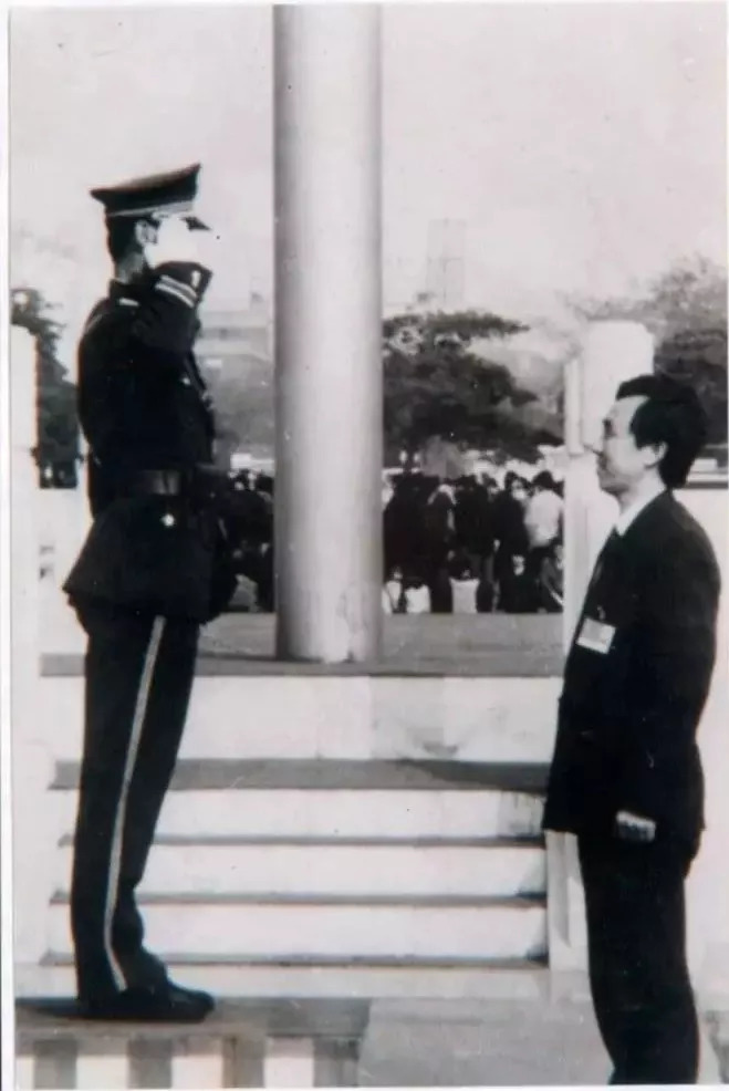 （1992年3月26日，全国人大代表李玉坤（右）到天安门广场看望国旗班战士）