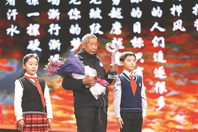 吴锦泉登上感动中国人物领奖台。