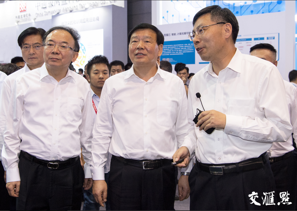 省委书记娄勤俭等考察物联网应用和产品展览展示。交汇点记者 张筠 吴胜摄