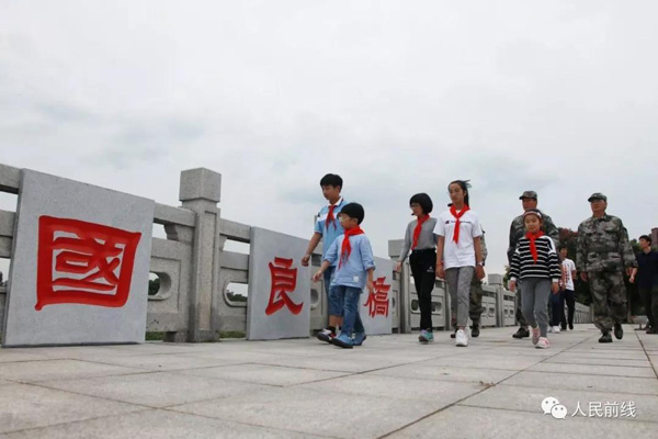 国良桥命名后，群众走过大桥。