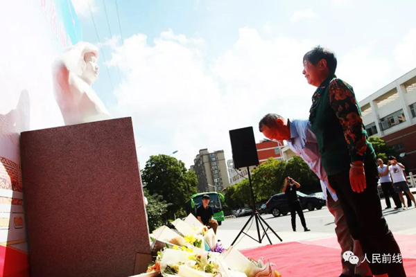 祭奠过程中，烈士张国荣的母亲泣不成声。