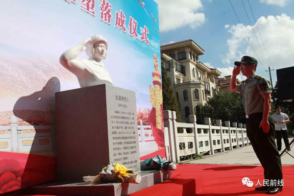 丹徒区人武部部长刘东向烈士塑像敬礼。