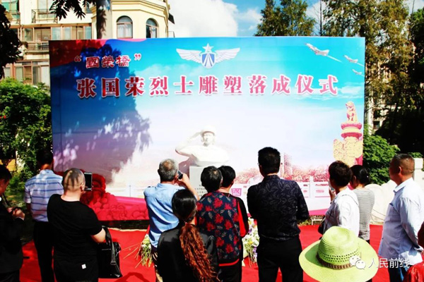 烈士塑像落成后，不少群众前来围观拍照。
