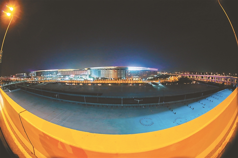 首届中国国际进口博览会主会场上海国家会展中心的配套工程已进入收尾阶段。图为夜空下的国展中心。 新华社发 首届中国国际进口博览会主会场上海国家会展中心的配套工程已进入收尾阶段。图为夜空下的国展中心。 新华社发