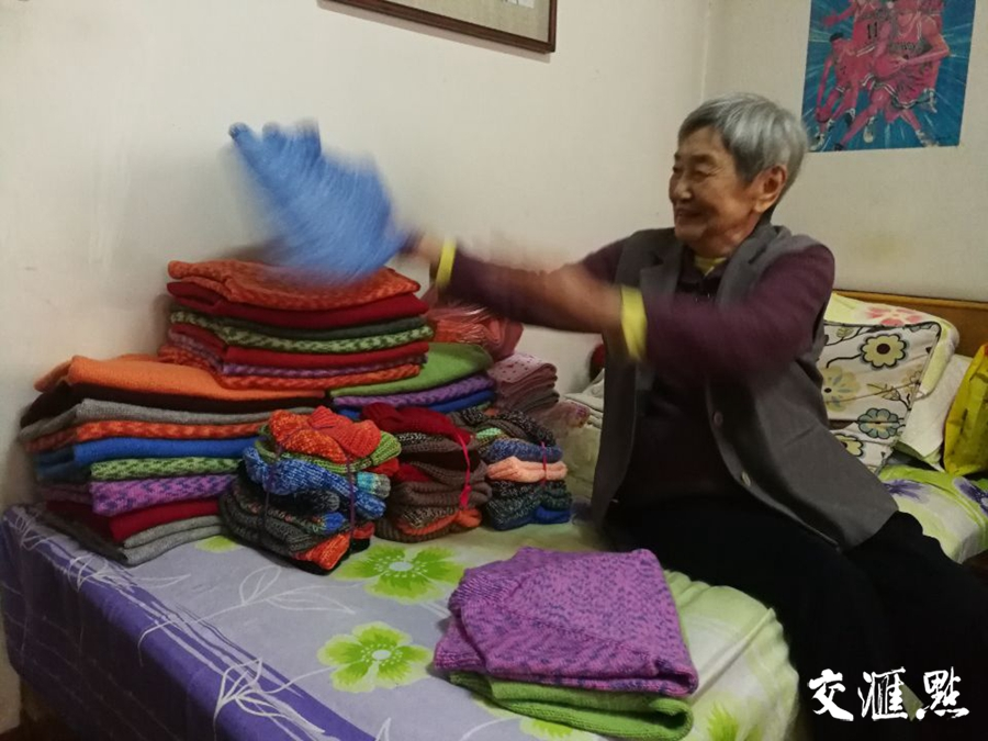 老人今年为孩子们准备的冬衣。