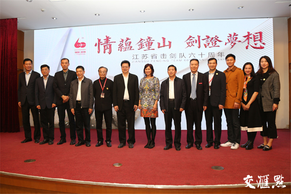 出席大会的领导与栾菊杰等七位“杰出贡献奖”获得者合影。