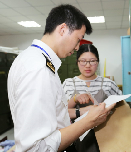南京海关开展海关企业信用管理高级认证作业。向中林摄 视觉江苏供图