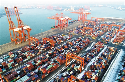图为唐山港京唐港区集装箱码头。