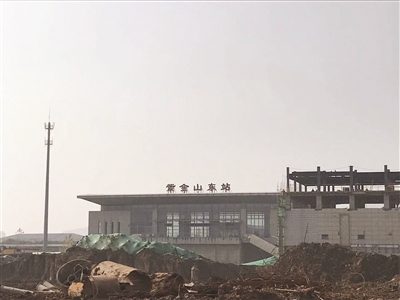 紫金山东站外还在施工。