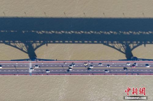 恢复通车后的南京长江大桥 中新社记者 泱波 图