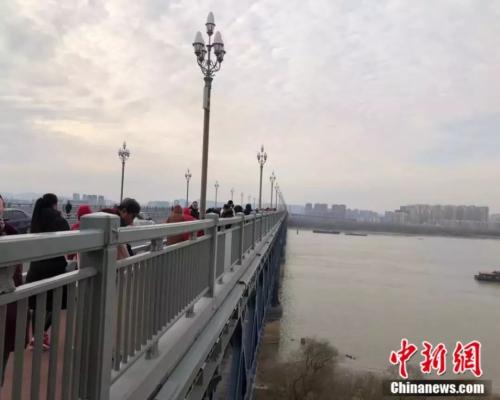 陈思巡逻时用望远镜看大桥的角度之一