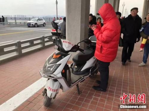 陈思与他的电动车