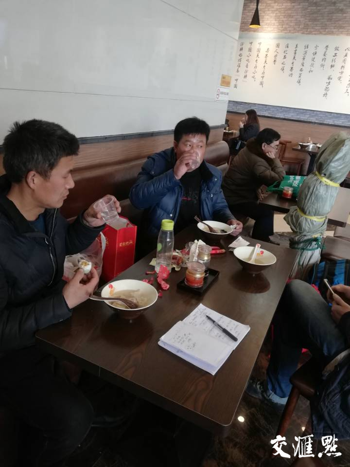 李希收（右）倒上酒，和张卫东对饮。