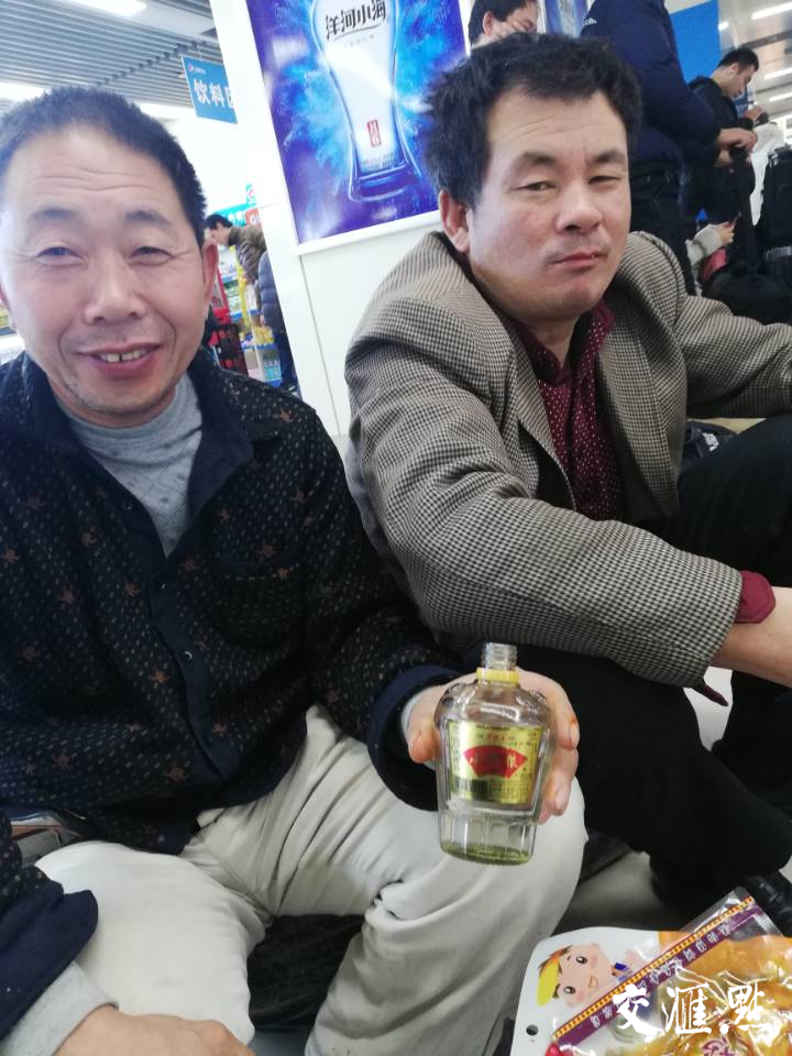 “开山”很辛苦，在山脚下工作的孙孝印（左）感觉很孤独，回家是最开心的事。 