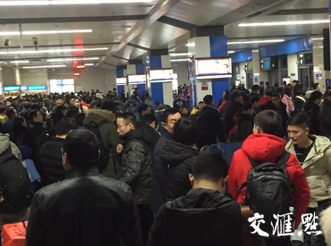 车站内，随处可见返乡农民工。