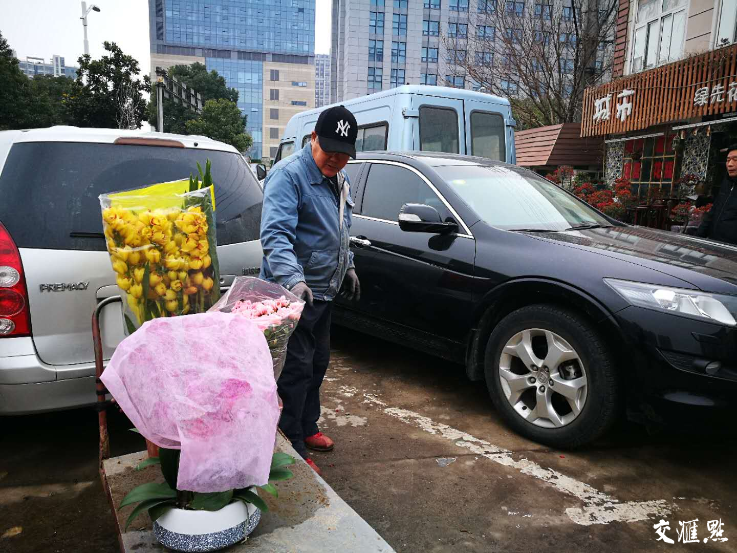 挑了三盆花，准备装车