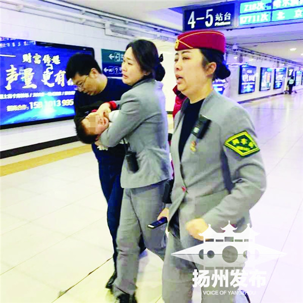 一路上，袁桂芳的手指都被女童紧紧咬着