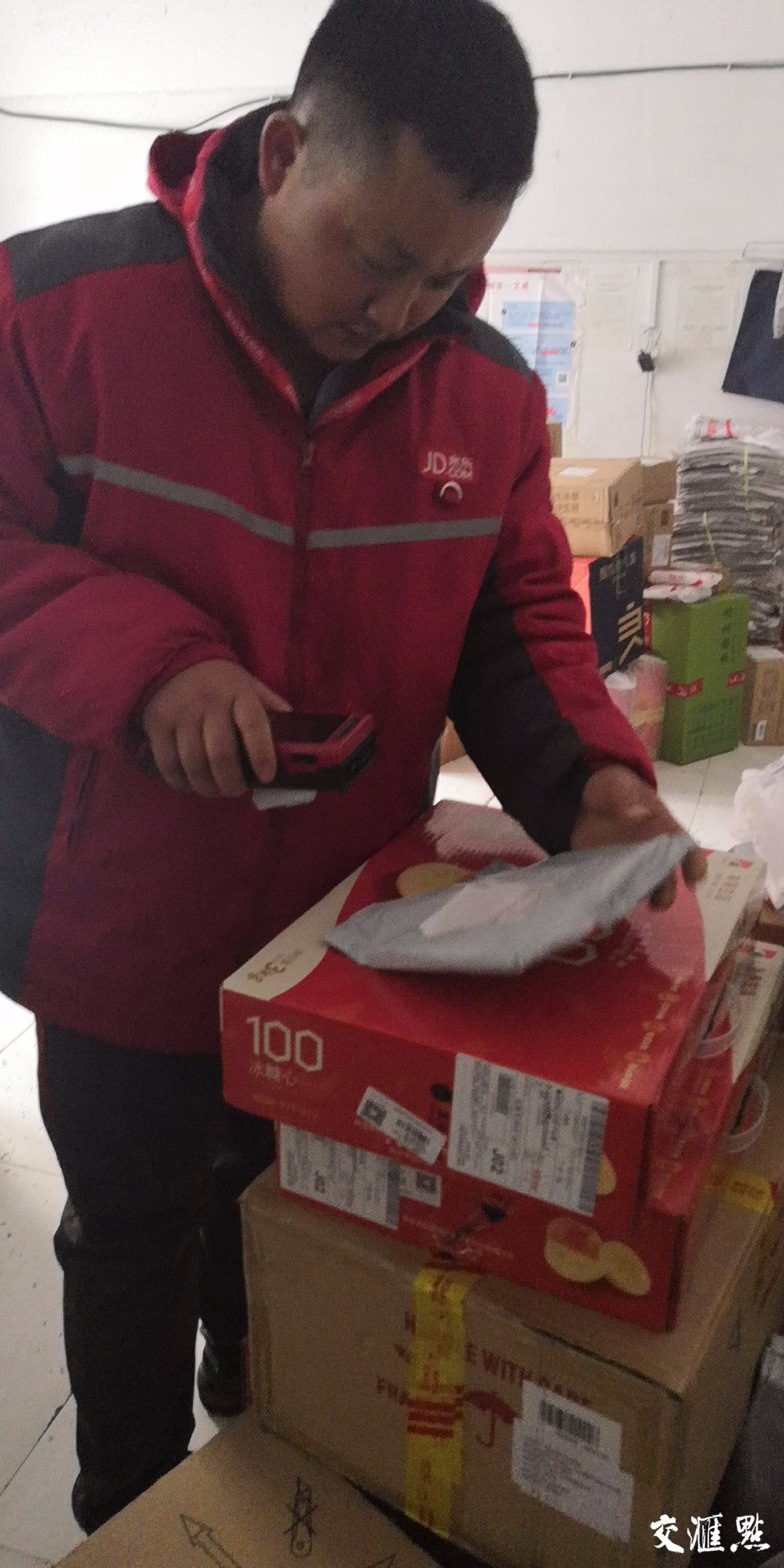 连续五年“春节不打烊”送快递的刘杰，如今已从一名快递小哥晋升为站点管理人员，对铺过路修过桥搬过砖头他来说，将每一件快递最快送到用户手里就是“奋斗”。