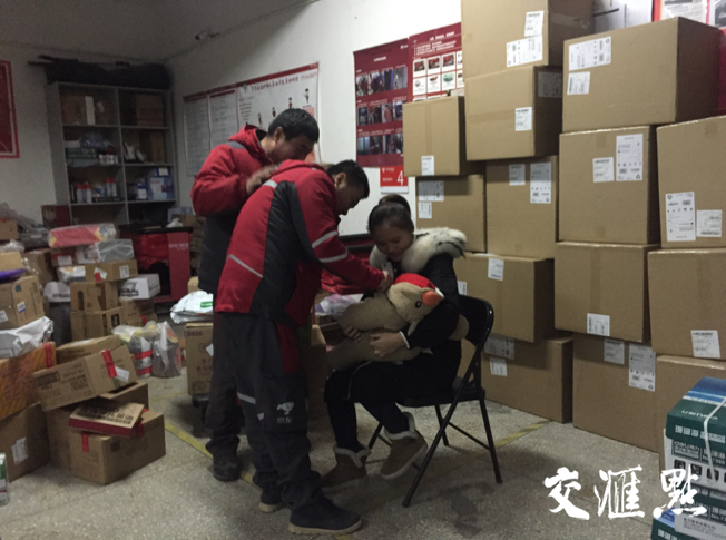 送完一天快递的90后快递员姜浩浩，抱着女儿带着媳妇，来父亲姜伟工作的京东物流配送站“串门”。