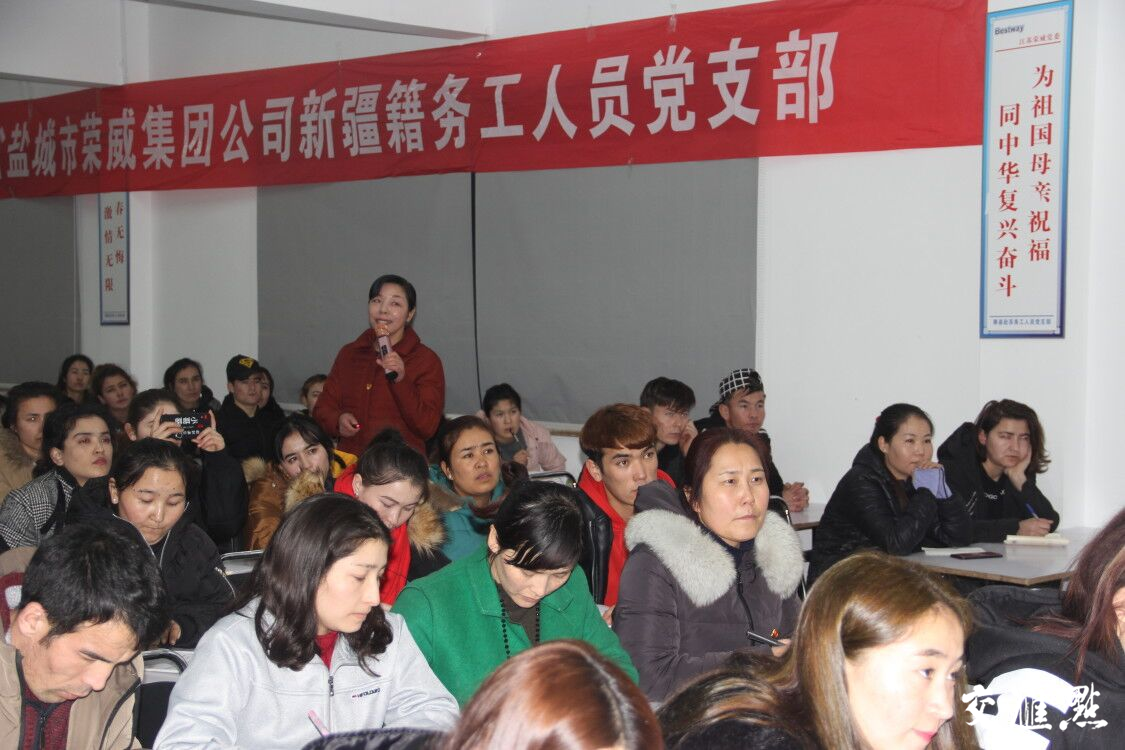 图二 阜宁县委宣传部副部长王平给新疆员工上党课。（资料图）