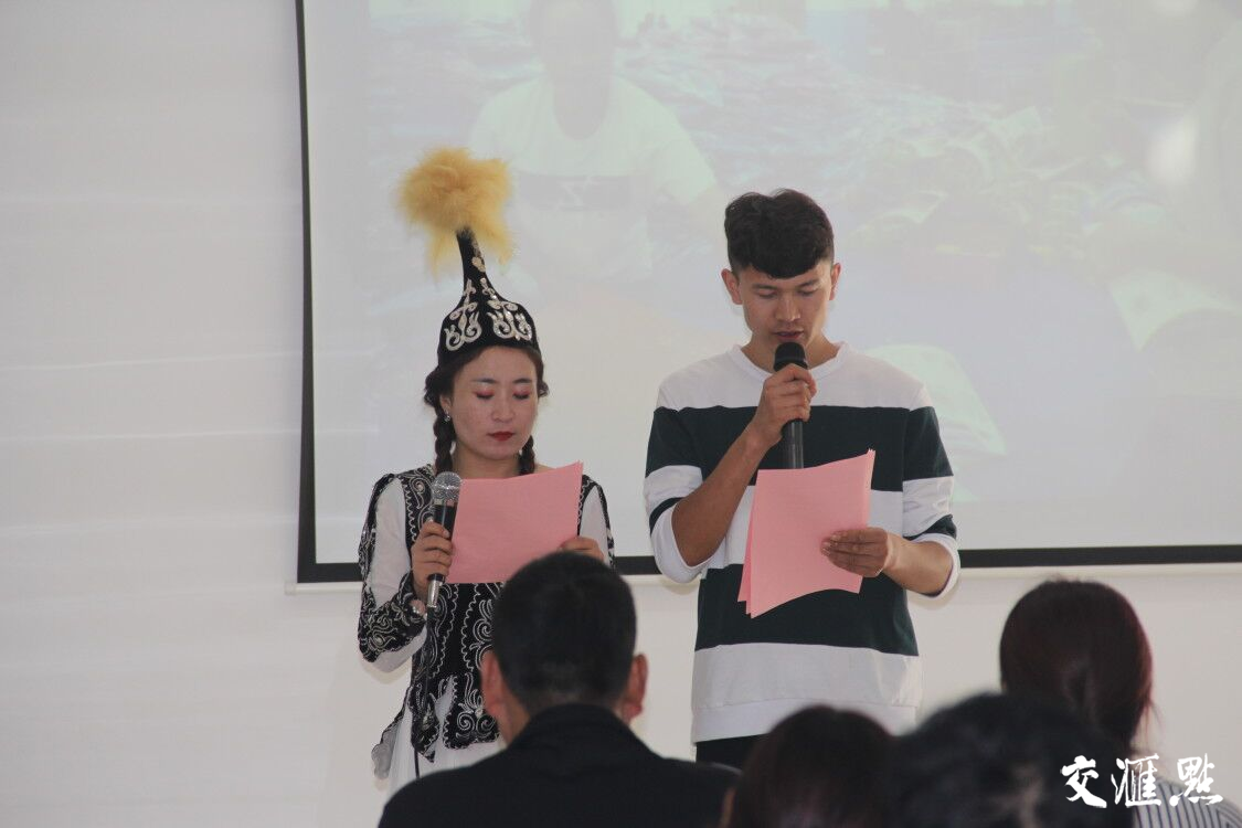 图五 吾鲁博孙（左）在主持活动。（资料图）