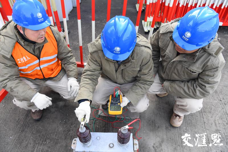 国网镇江供电公司变电检修人员对电容器进行电容量测试,保证更换电容器电容量正常、三相电压平衡。 国网镇江供电公司变电检修人员对电容器进行电容量测试,保证更换电容器电容量正常、三相电压平衡。