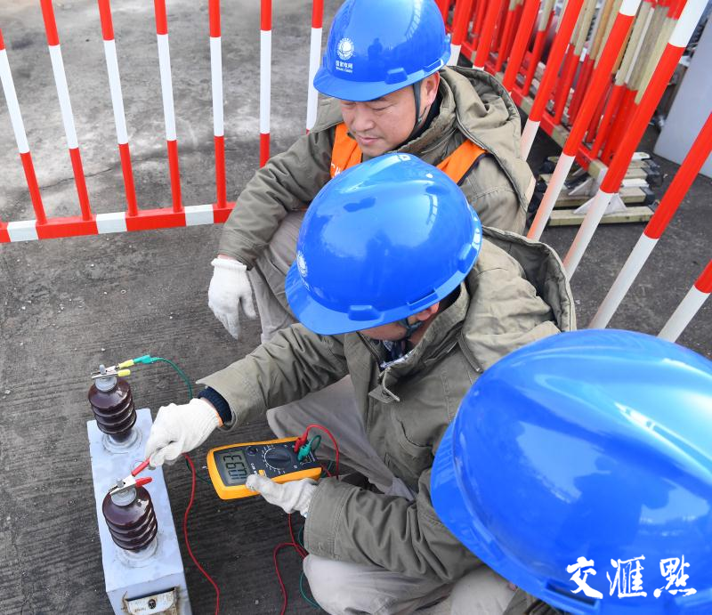 国网镇江供电公司变电检修人员对电容器进行电容量测试,保证更换电容器电容量正常、三相电压平衡。 国网镇江供电公司变电检修人员对电容器进行电容量测试,保证更换电容器电容量正常、三相电压平衡。