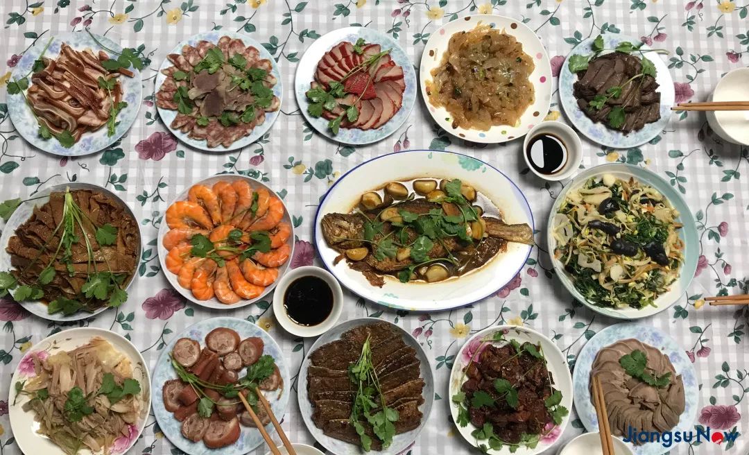 尤新家部分色香味俱全的年夜饭。 尤新家部分色香味俱全的年夜饭。