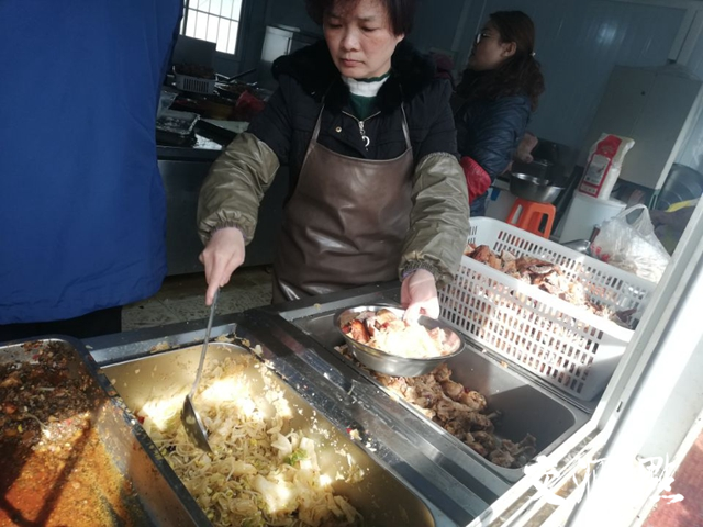 除夕加餐免费,多了很多“硬菜”。 除夕加餐免费,多了很多“硬菜”。