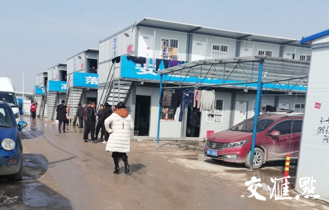 即便是在工地过年,也要换上新衣。 即便是在工地过年,也要换上新衣。