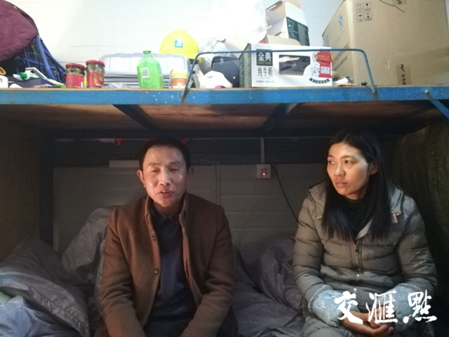 第一次在外过年,林科红和妻子刘桂兰想念孩子。 第一次在外过年,林科红和妻子刘桂兰想念孩子。