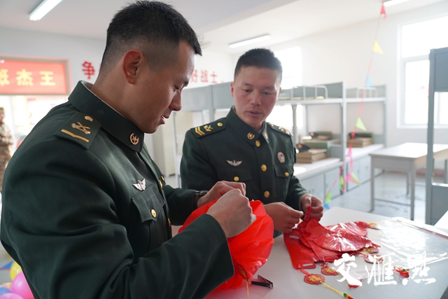 大年三十上午,班长王大毛带领战士布置营房。 大年三十上午,班长王大毛带领战士布置营房。