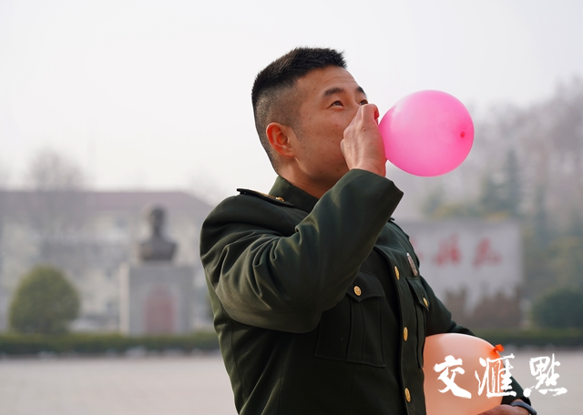 大年三十,军营里多了些节日氛围。 大年三十,军营里多了些节日氛围。