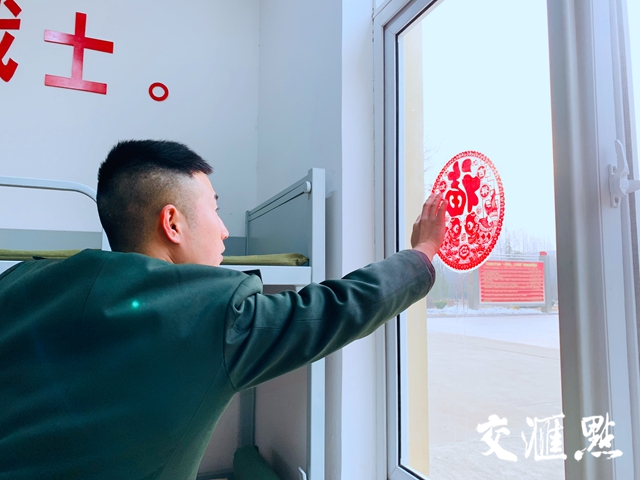 王杰班战士贴窗花迎接新年。 王杰班战士贴窗花迎接新年。
