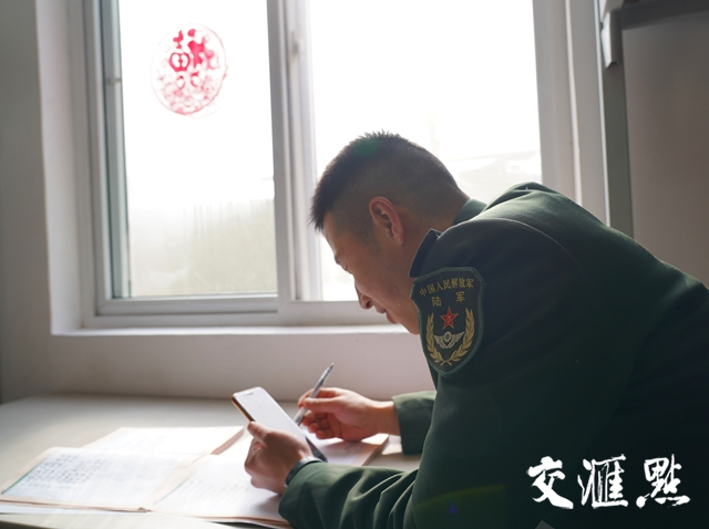 战士徐彬和家人视频通话。 战士徐彬和家人视频通话。